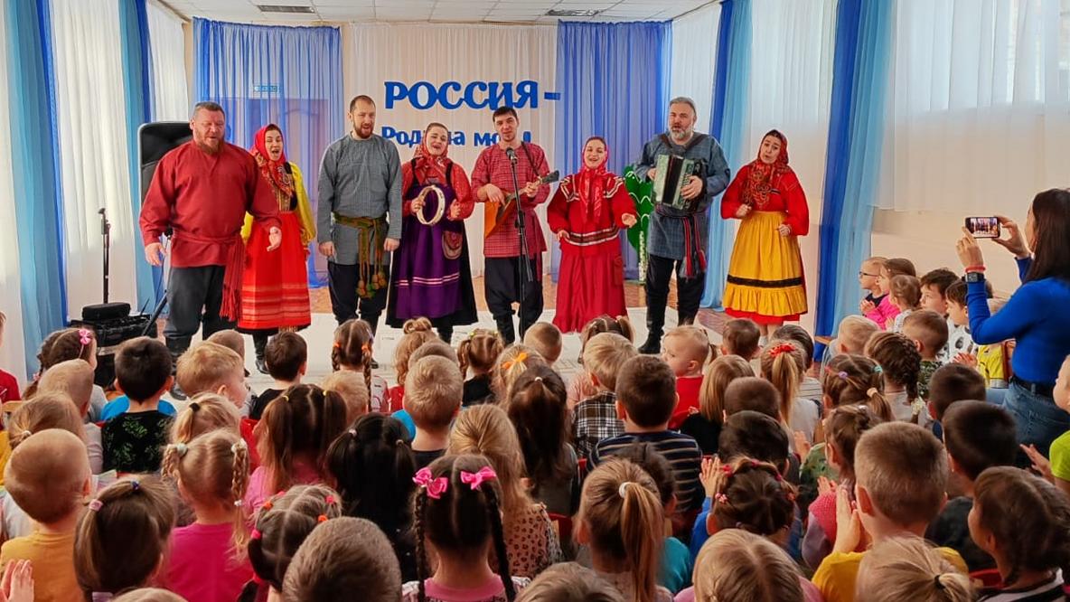 Ансамбль «Миряне» выступил в детском саду № 130 Ансамбль «Миряне» выступил в детском саду № 130